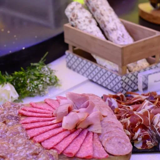 Planche de charcuteries : saucisson, jambon blanc et jambon sec