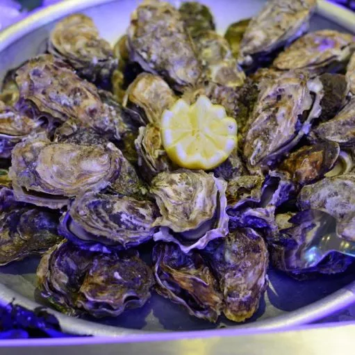 Plateau d’huîtres fraîches et quartier de citron sur le buffet fruits de mer