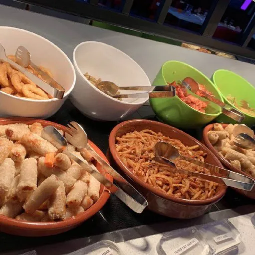 Plats chauds du buffet : nems, beignets et nouilles sautées présentés en plats de service