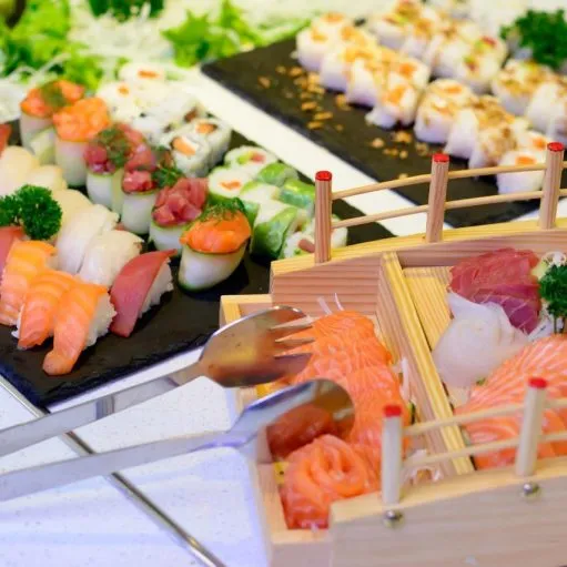 Plateau de sushis, makis et sashimis de saumon au sushi bar