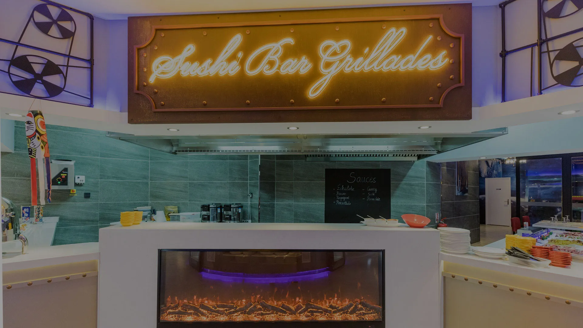 Comptoir grillades du restaurant sous l'enseigne lumineuse Sushi Bar Grillades